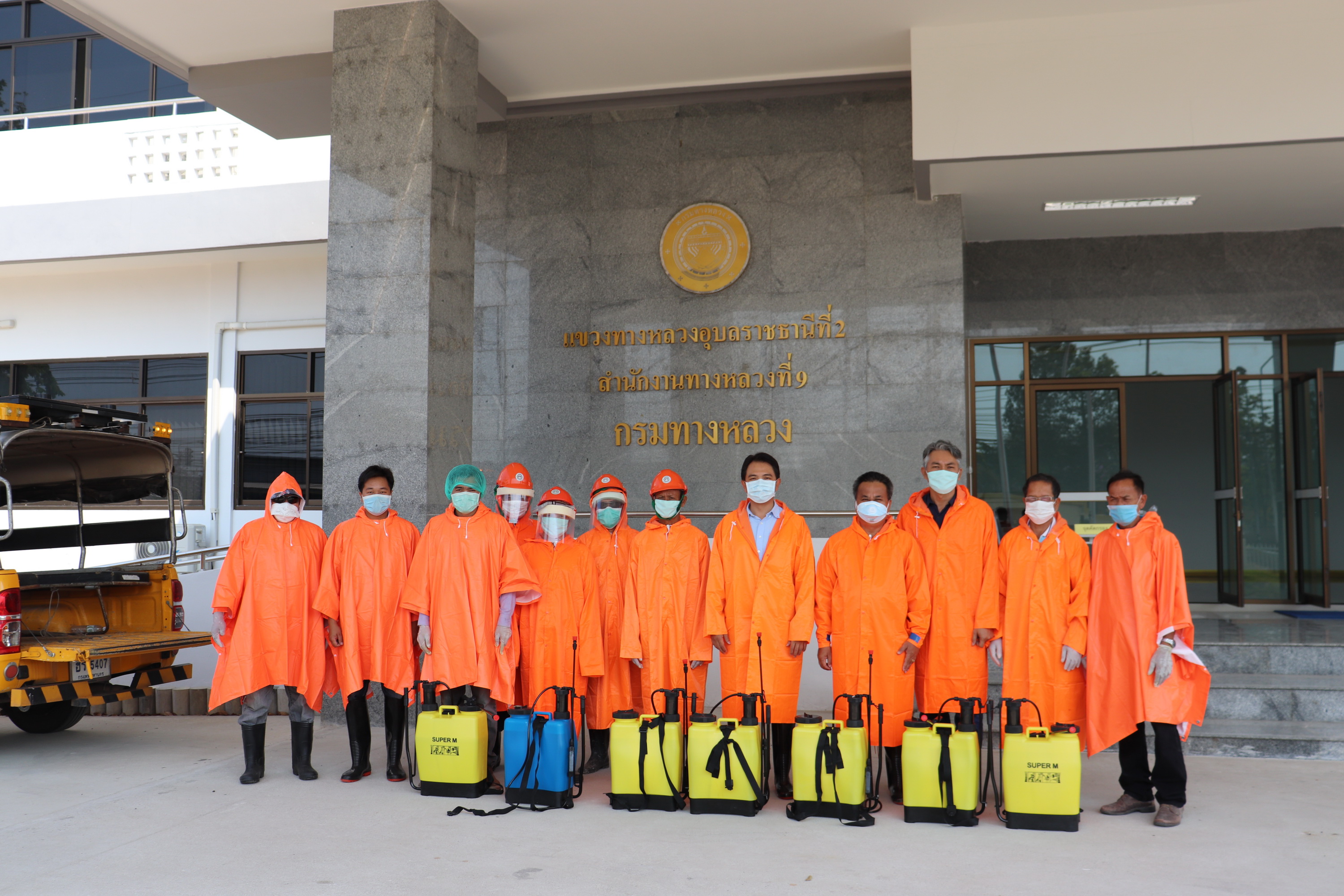 ดำเนินการป้องกันการแพร่ระบาดของเชื้อไวรัส COVID - 19 โดยการฉีดพ่นน้ำยาฆ่าเชื้อไวรัส COVID - 19 ภายในบริเวณแขวงทางหลวงอุบลราชธ